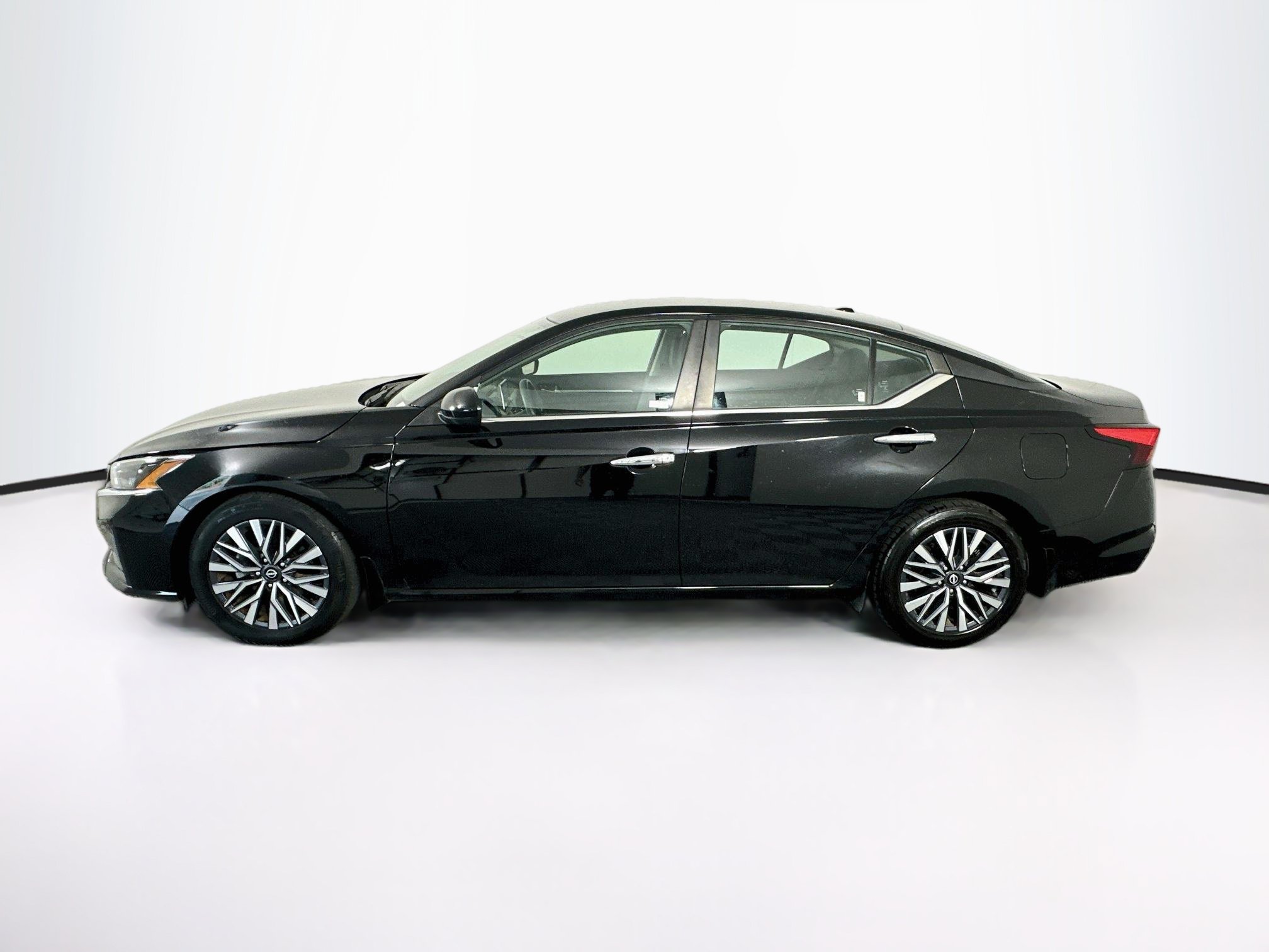 Used 2023 Nissan Altima 2.5 SV FWD image 4
