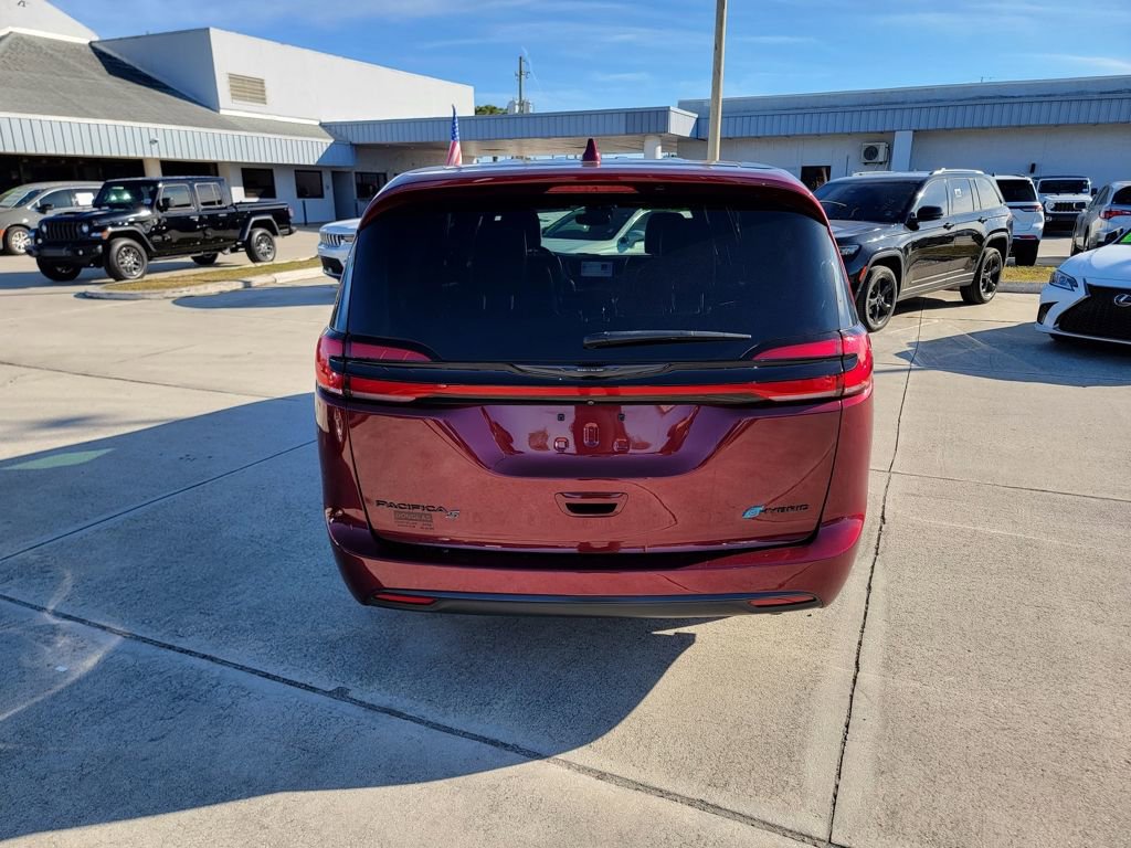 Used 2022 Chrysler Pacifica Touring-L w/ S Appearance Package image 4