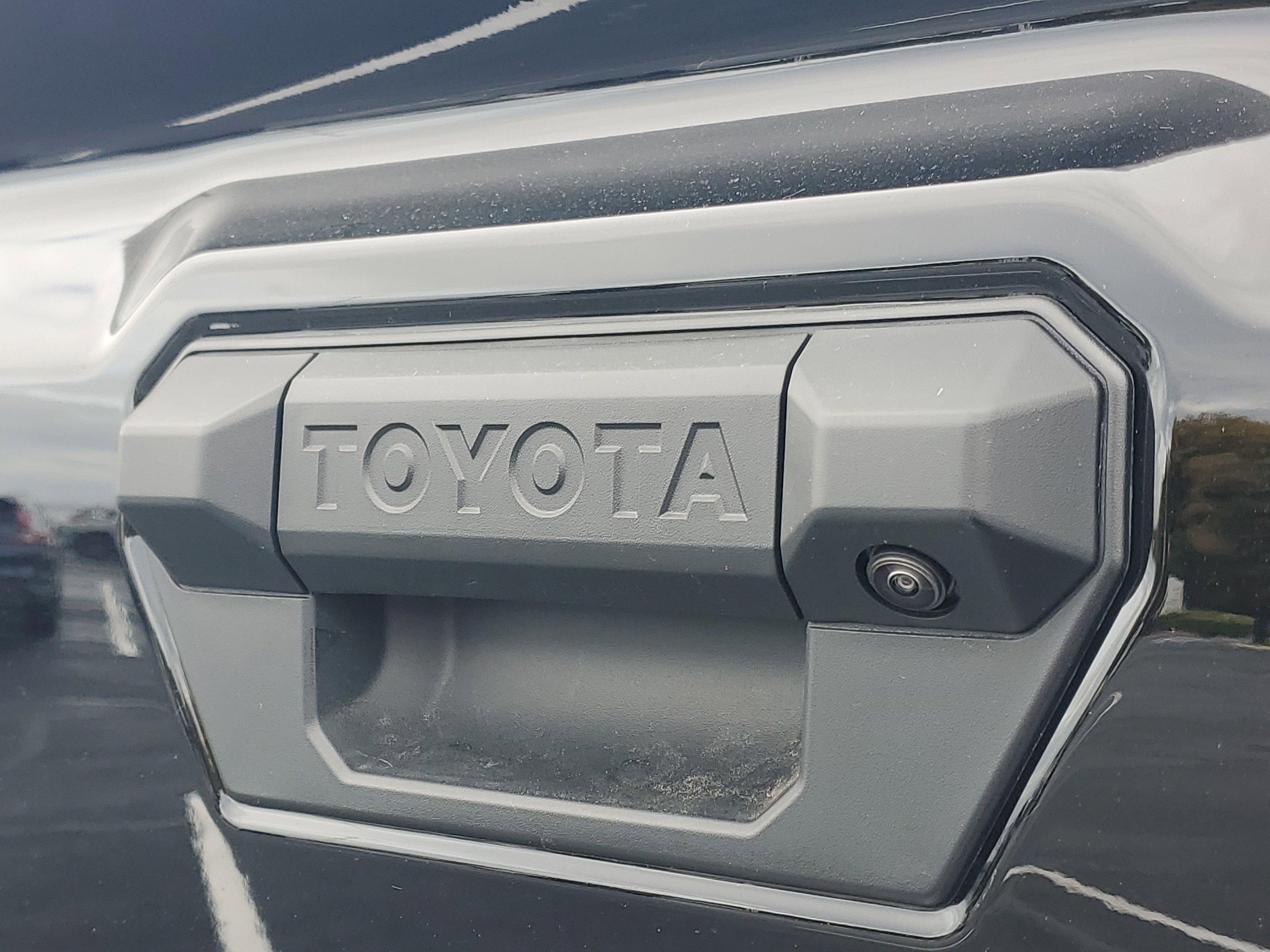 Used 2025 Toyota Tacoma SR image 8