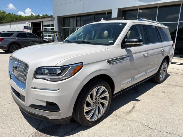 Used 2024 Lincoln Navigator Premiere AWD/4WD image 9
