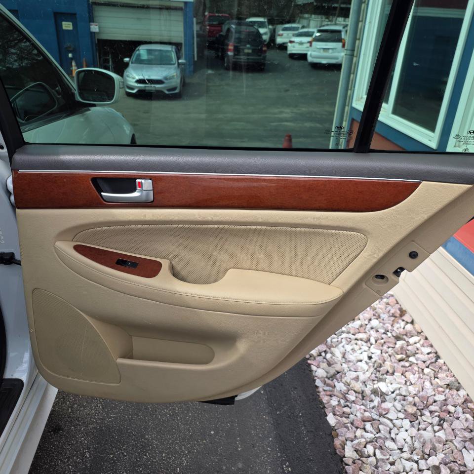 Used 2013 Hyundai Genesis 3.8 RWD image 30