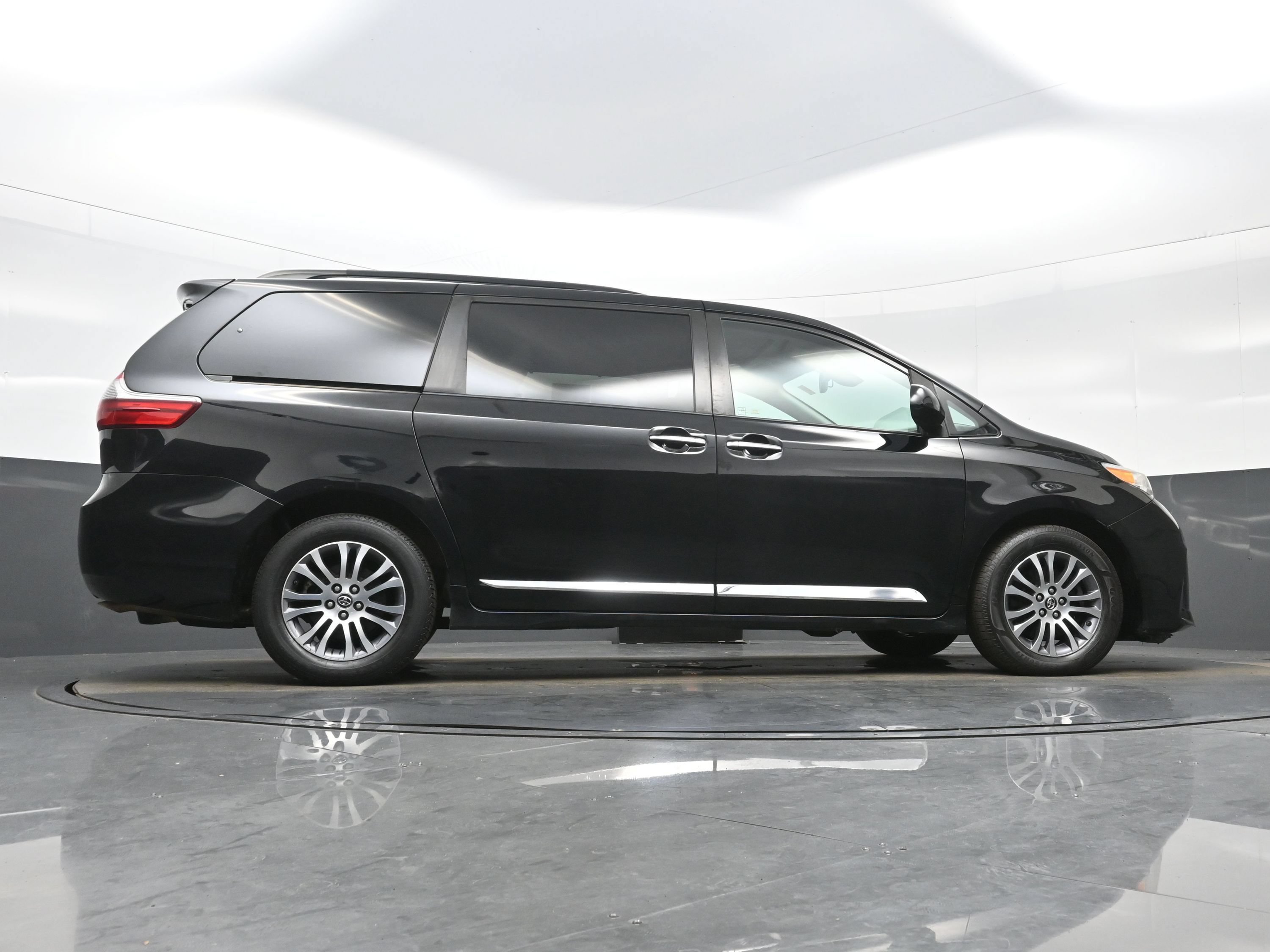 Used 2020 Toyota Sienna XLE FWD image 32