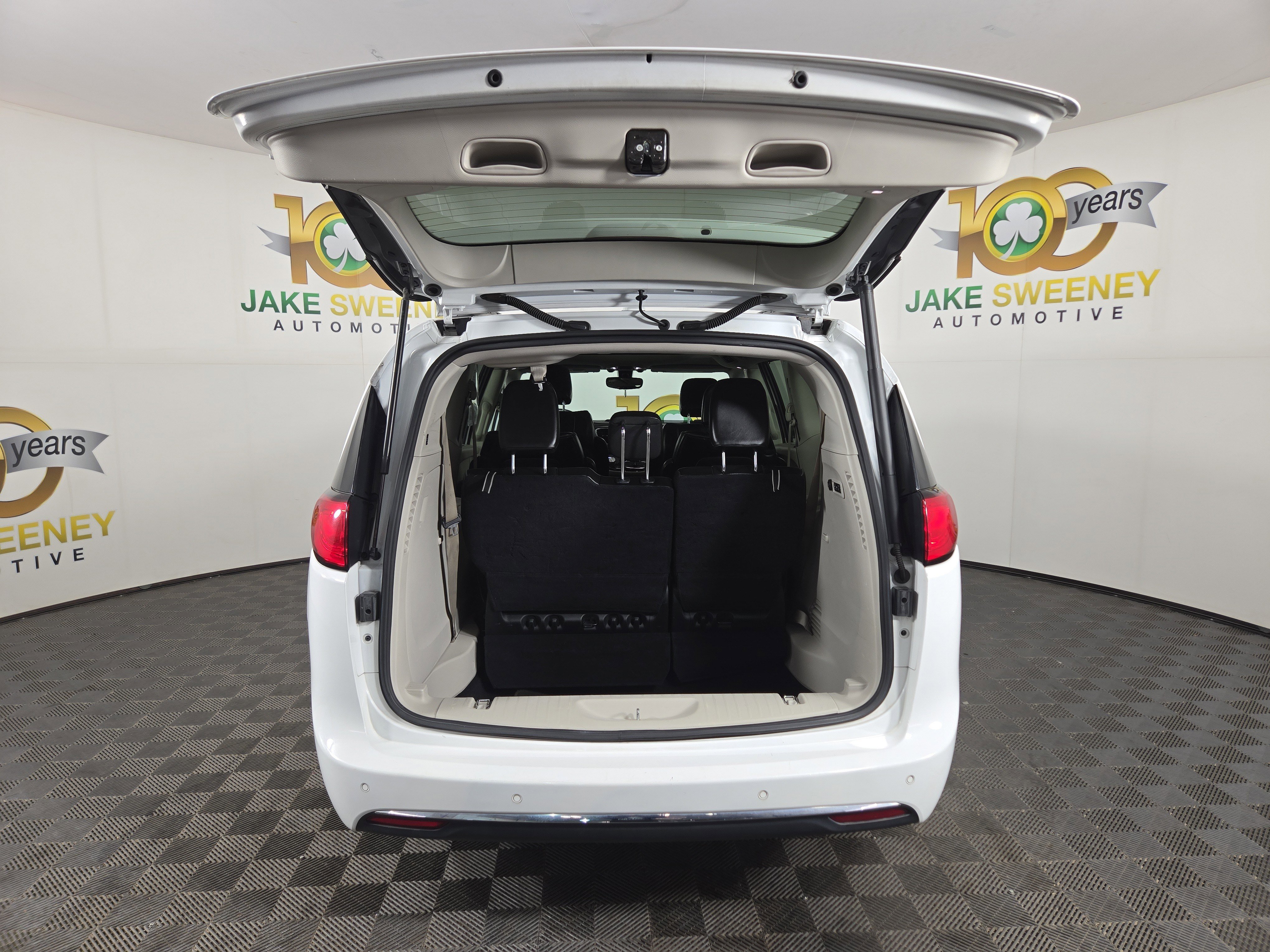 Used 2018 Chrysler Pacifica Limited image 34