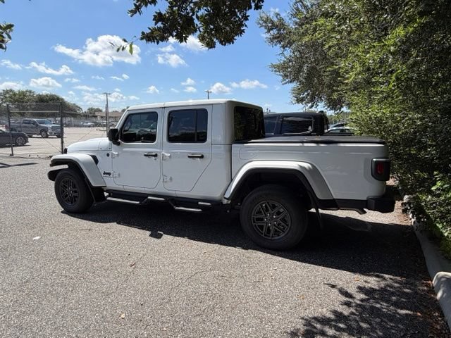 Used 2025 Jeep Gladiator Sport AWD/4WD image 9