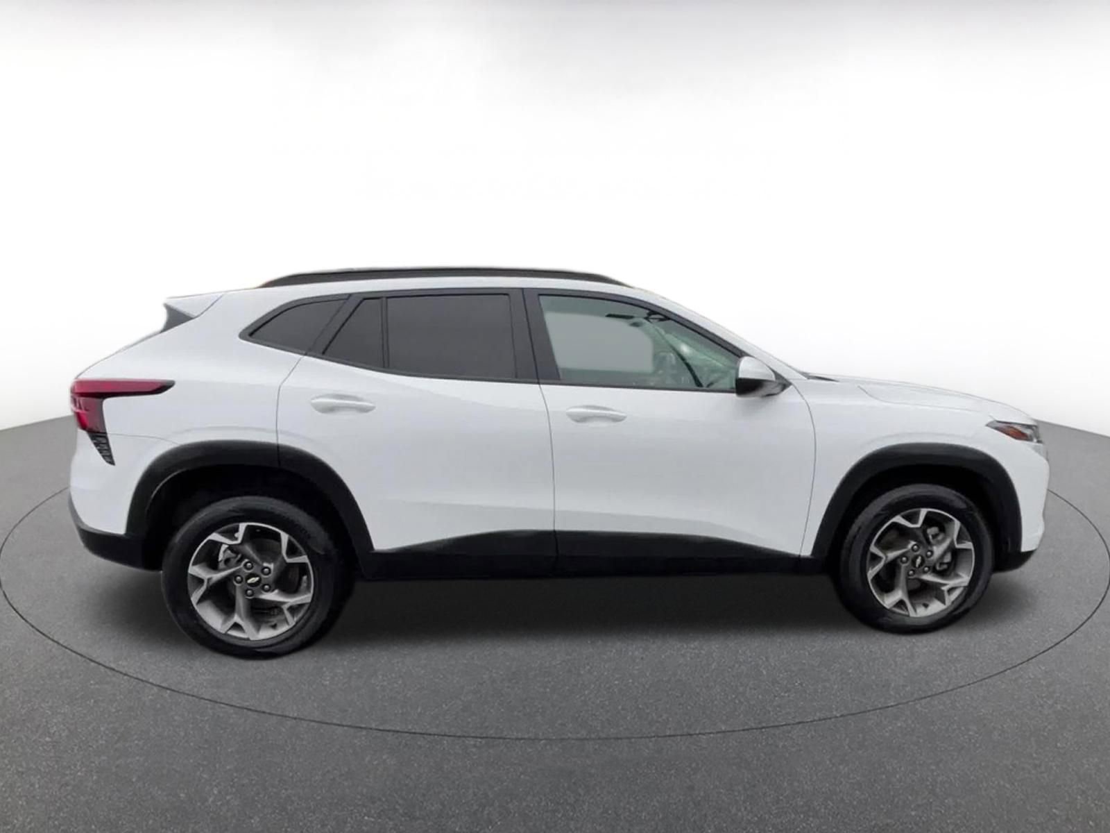 Used 2025 Chevrolet Trax LT FWD image 16