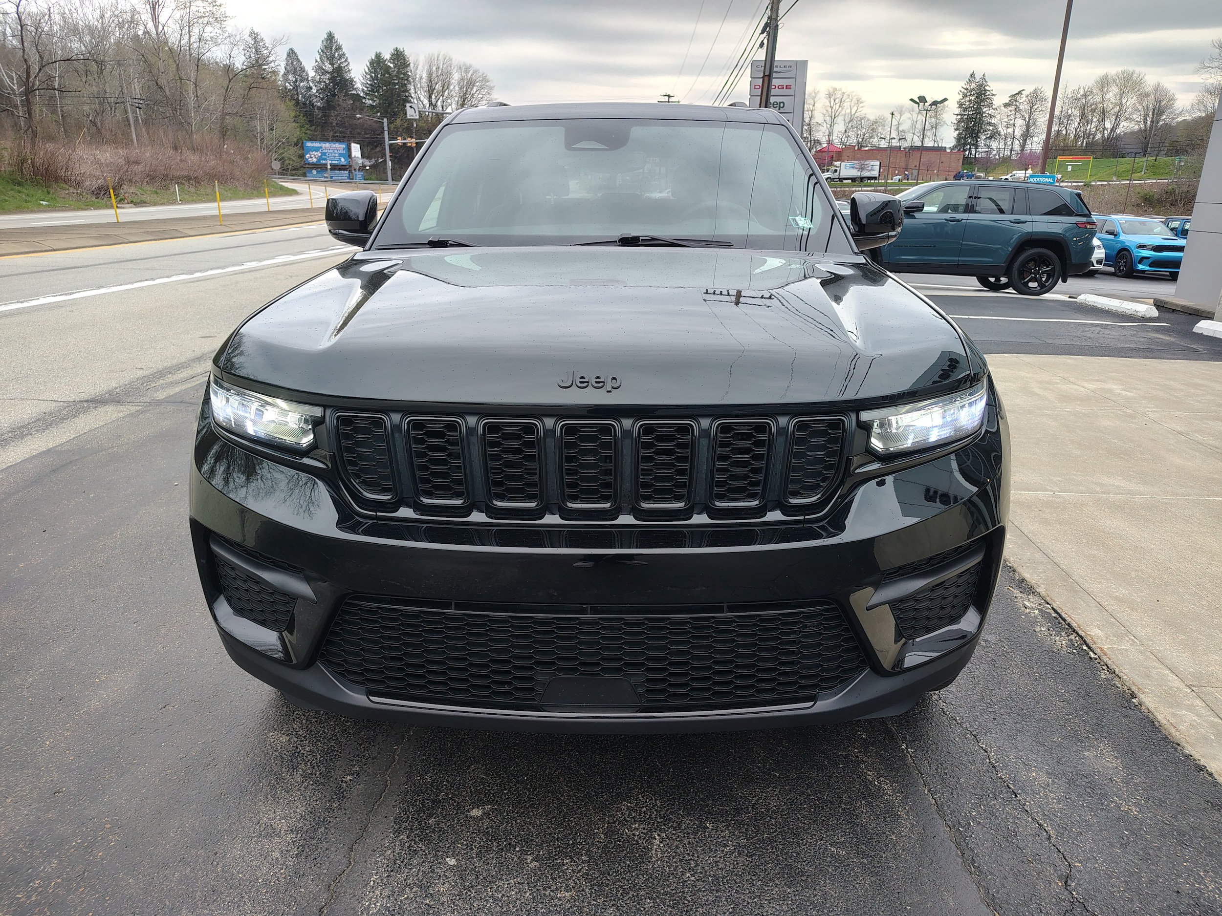 Certified 2024 Jeep Grand Cherokee Altitude AWD/4WD image 3