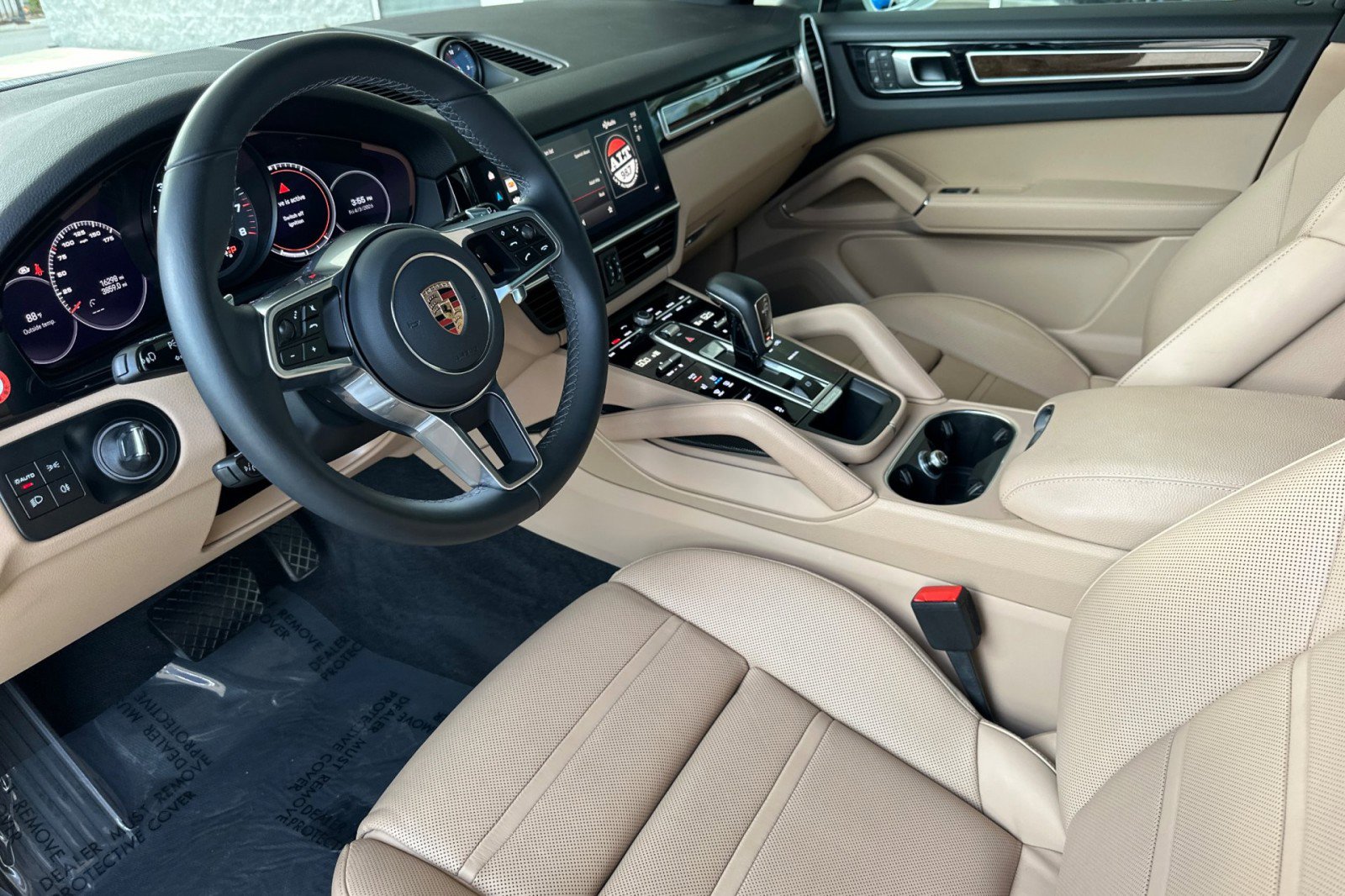 Used 2023 Porsche Cayenne Platinum Edition image 4