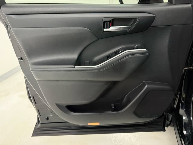 Used 2021 Toyota Highlander XLE FWD image 29