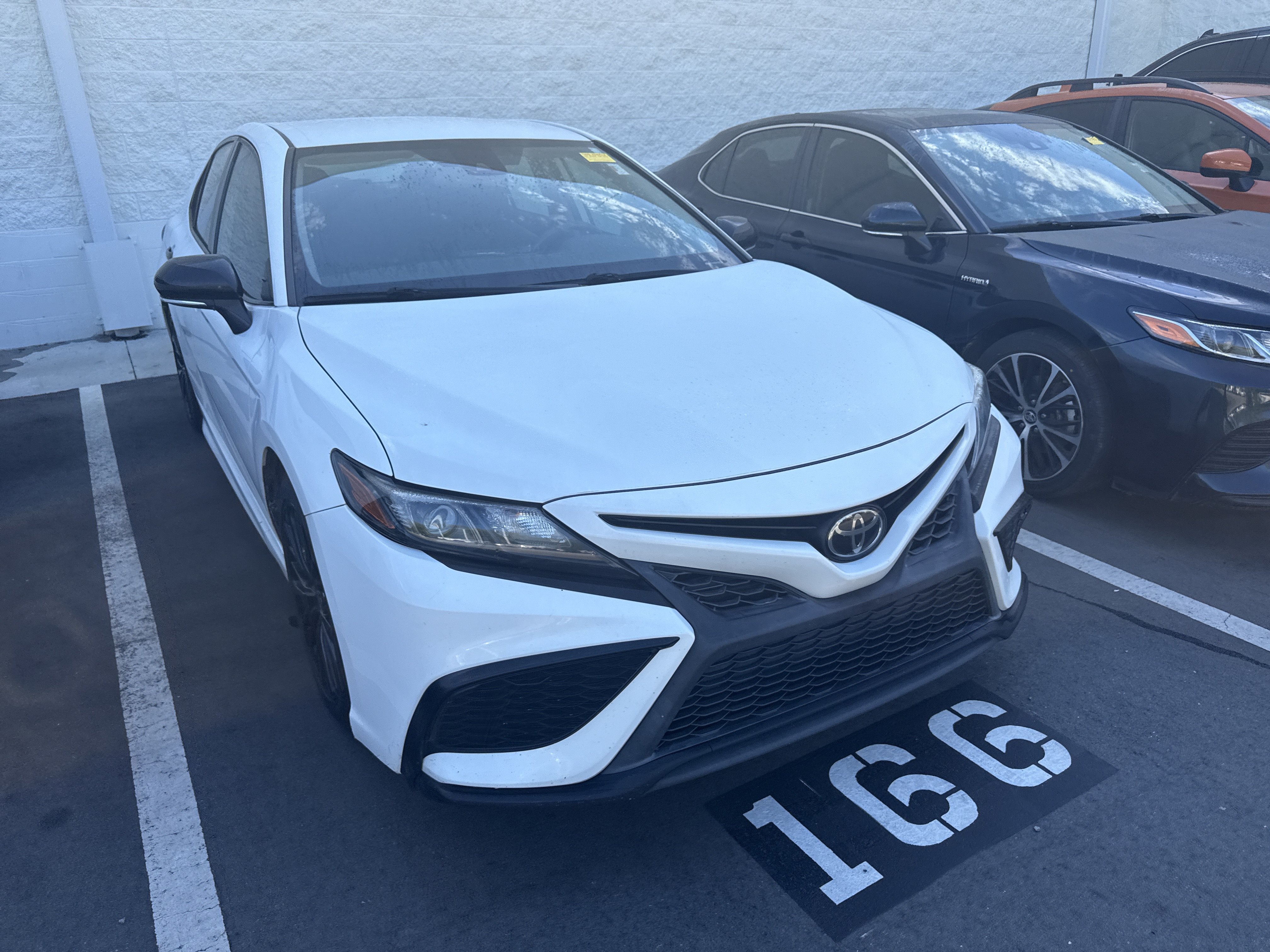 Used 2022 Toyota Camry SE w/ Convenience Package FWD image 3