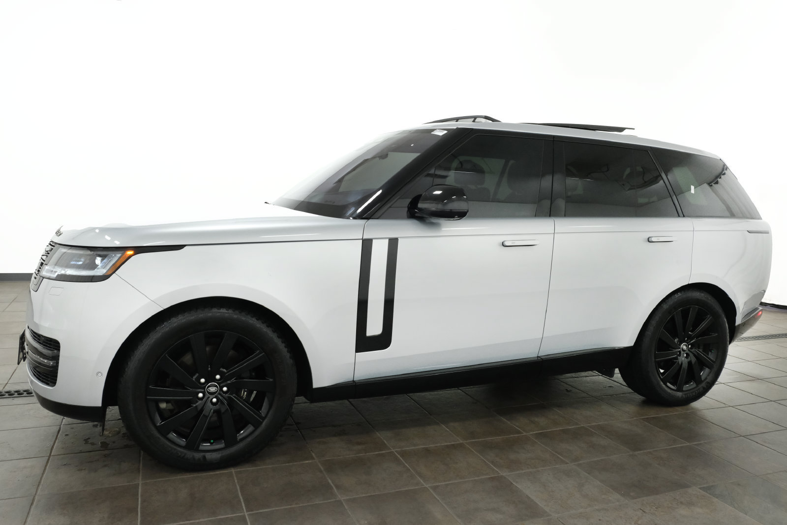 Used 2023 Land Rover Range Rover SE AWD/4WD image 2