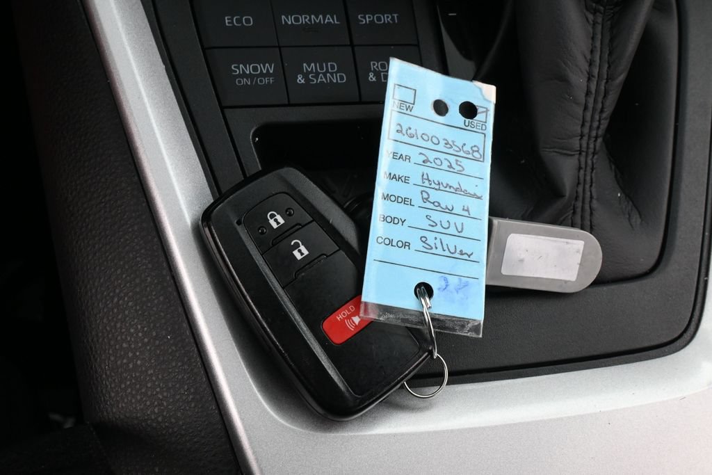 Used 2025 Toyota RAV4 XLE AWD/4WD image 28