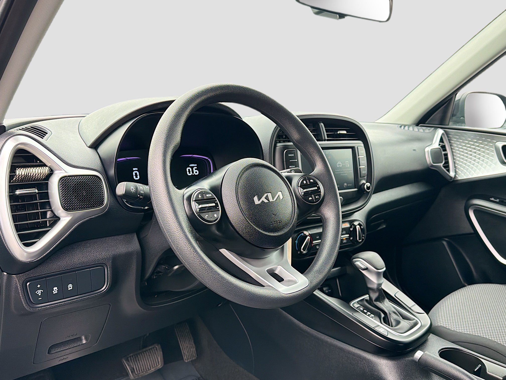 Used 2025 Kia Soul LX image 3