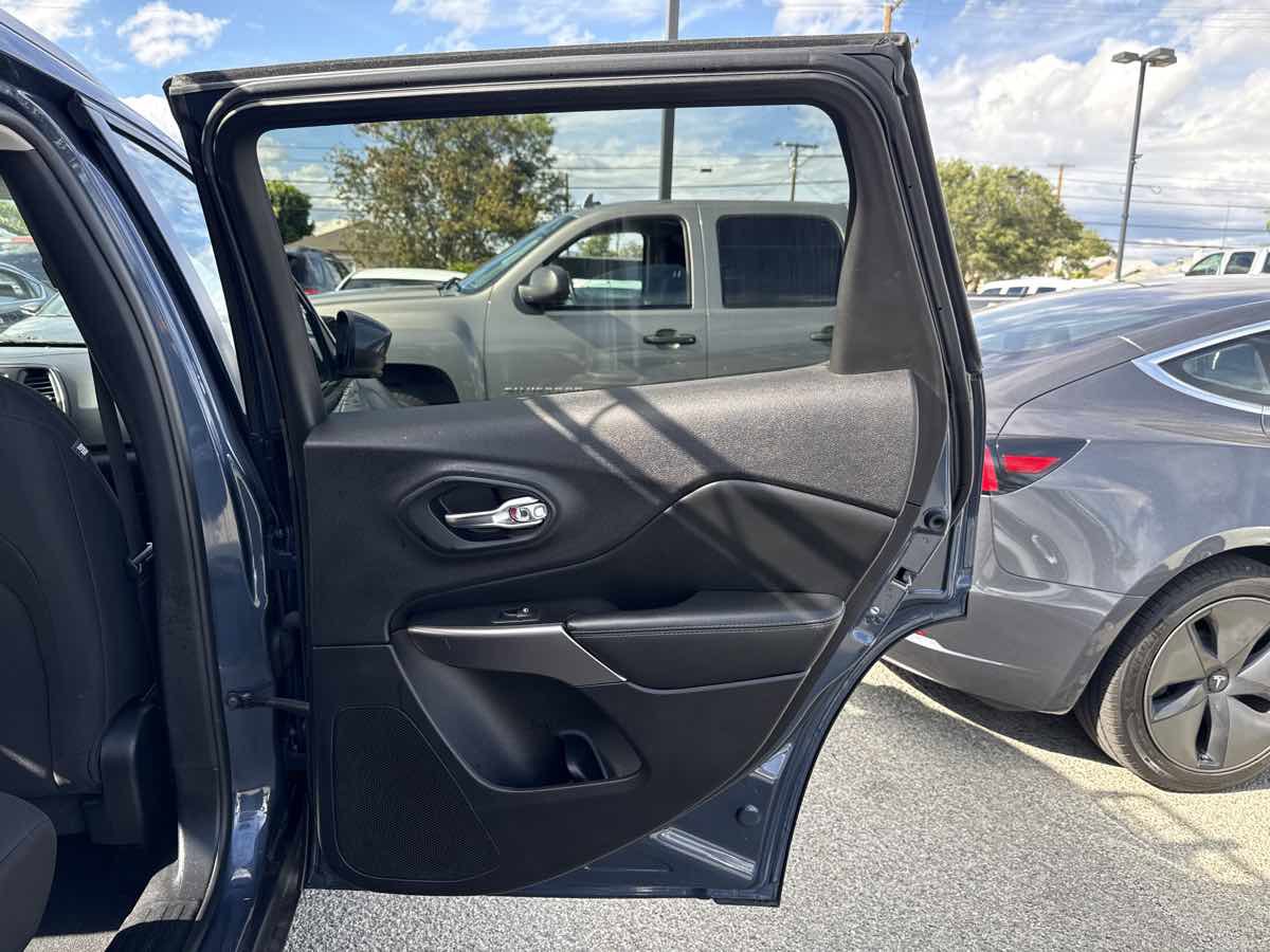 Used 2020 Jeep Cherokee Latitude FWD image 17