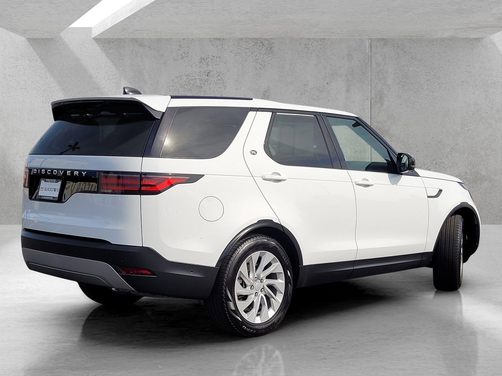 Used 2024 Land Rover Discovery S image 4