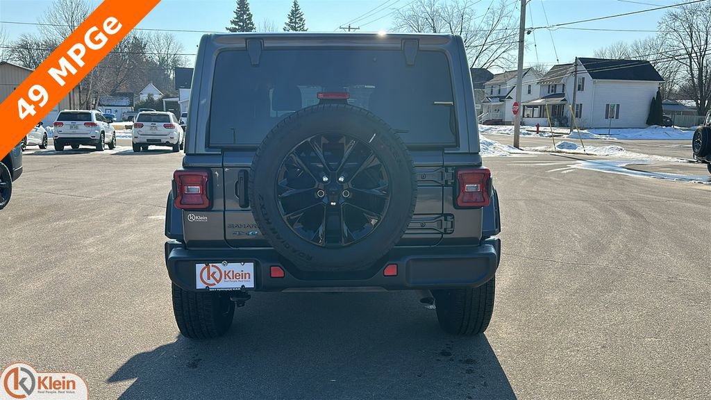 Used 2025 Jeep Wrangler Sahara image 7
