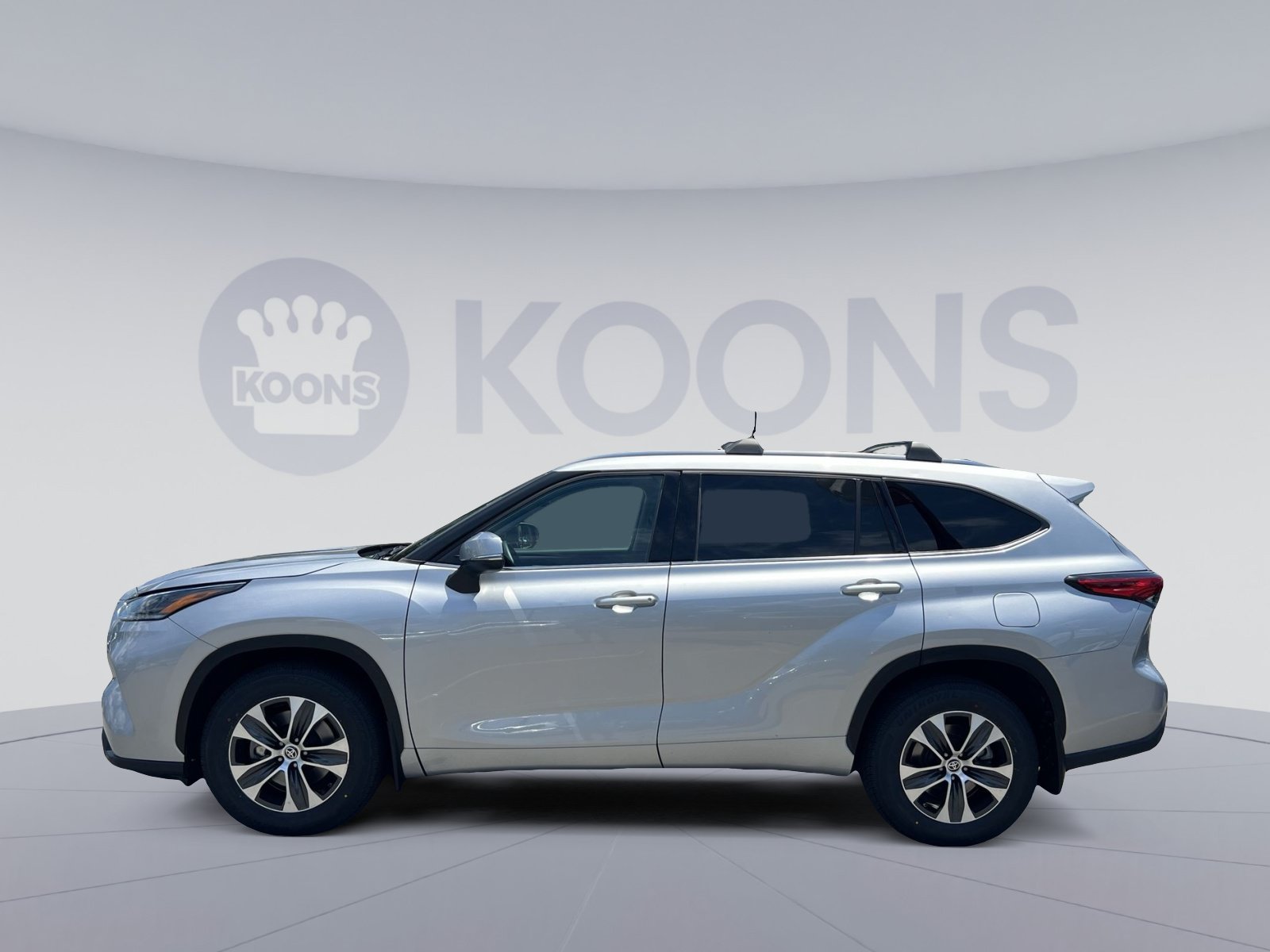 Used 2021 Toyota Highlander XLE AWD/4WD image 2
