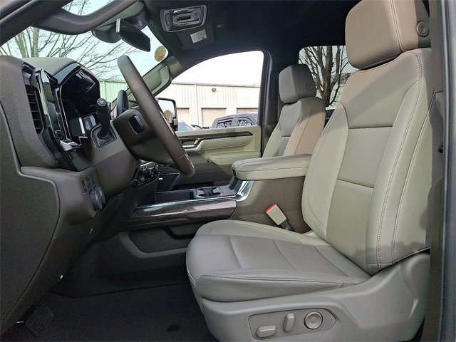 Used 2025 Chevrolet Silverado 2500 LTZ w/ LTZ Plus Package image 13