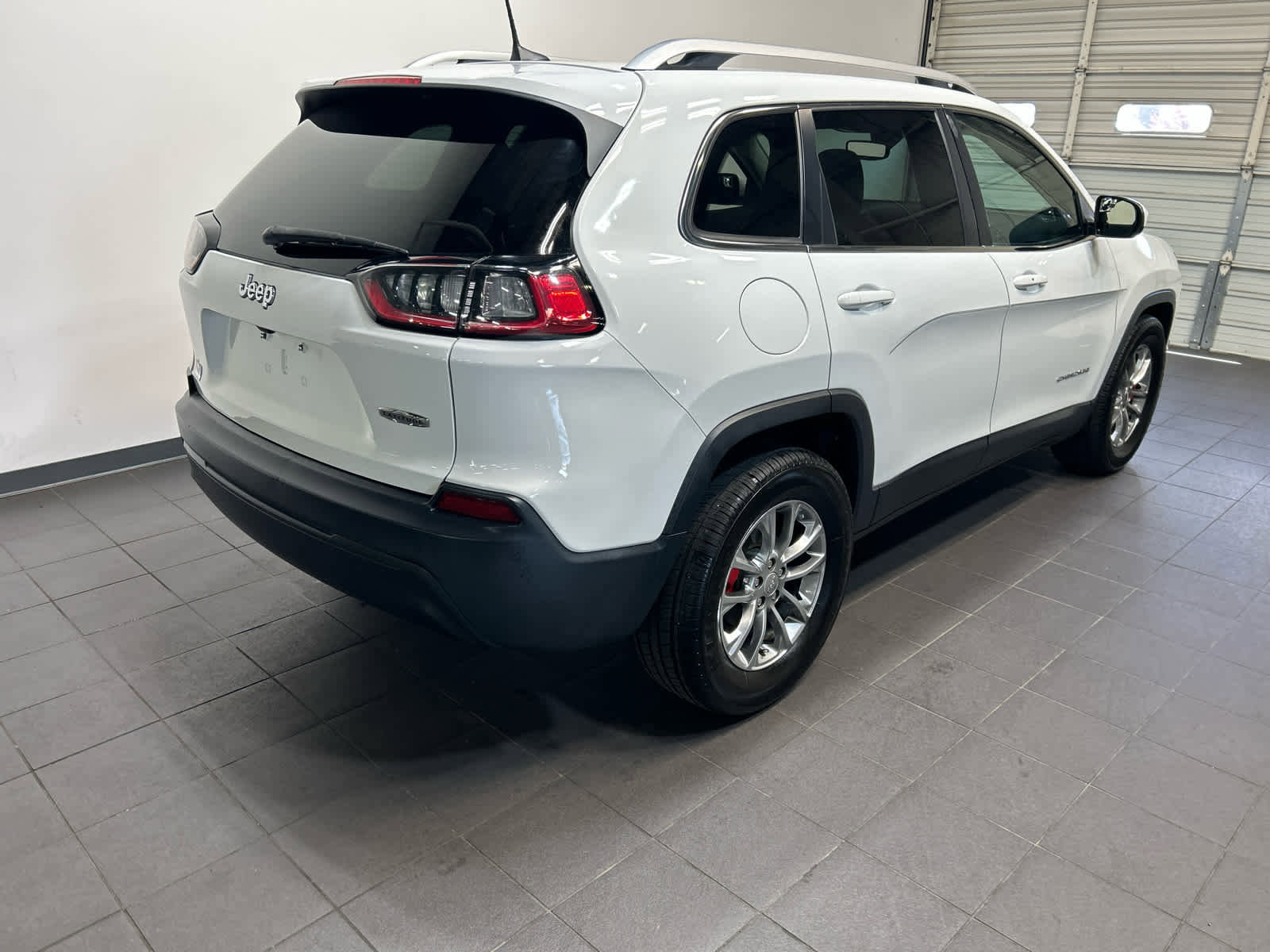 Used 2019 Jeep Cherokee Latitude Plus w/ Comfort/Convenience Group FWD image 3
