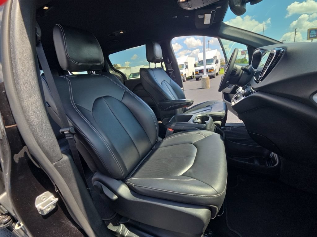 Used 2025 Chrysler Pacifica Select FWD image 27