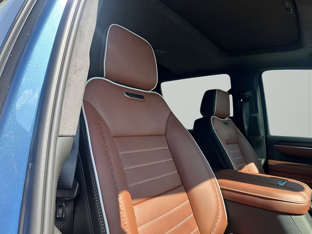 New 2026 GMC Sierra 2500 Denali Ultimate w/ LPO, Black Badging Package image 16