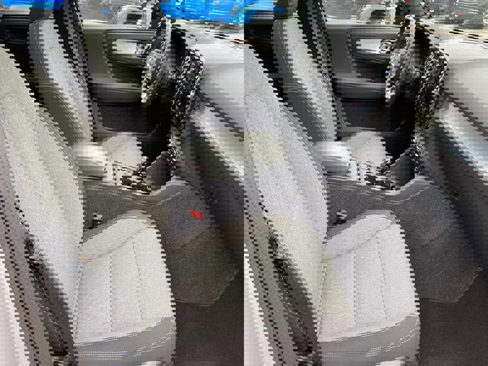 Used 2024 Volvo XC40 B5 Core image 23