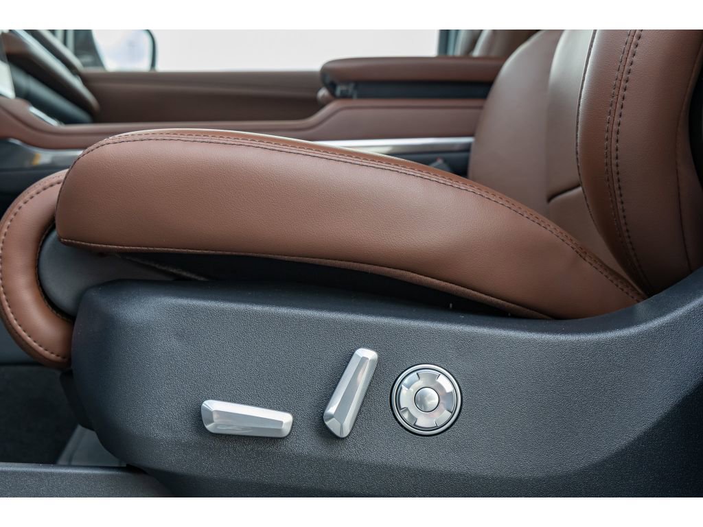 Used 2025 Lincoln Navigator L Reserve image 18