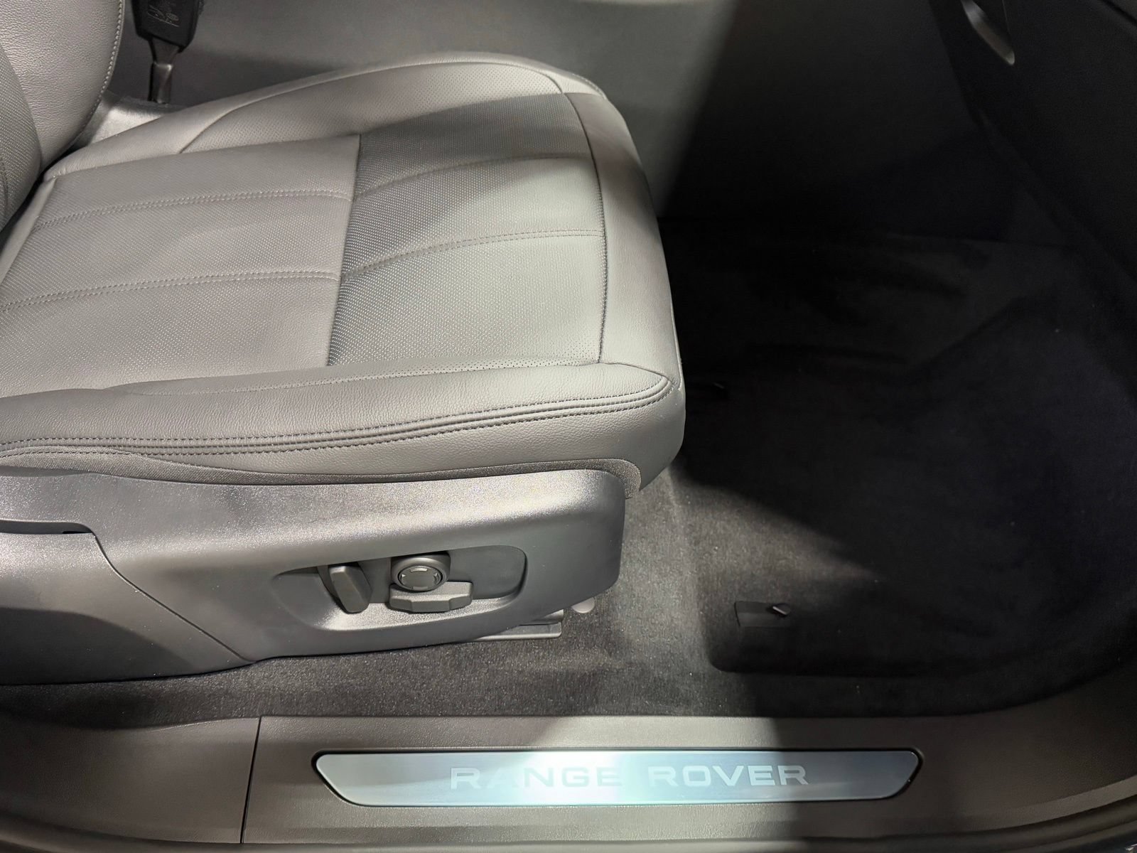 New 2026 Land Rover Range Rover Evoque Dynamic SE AWD/4WD image 48