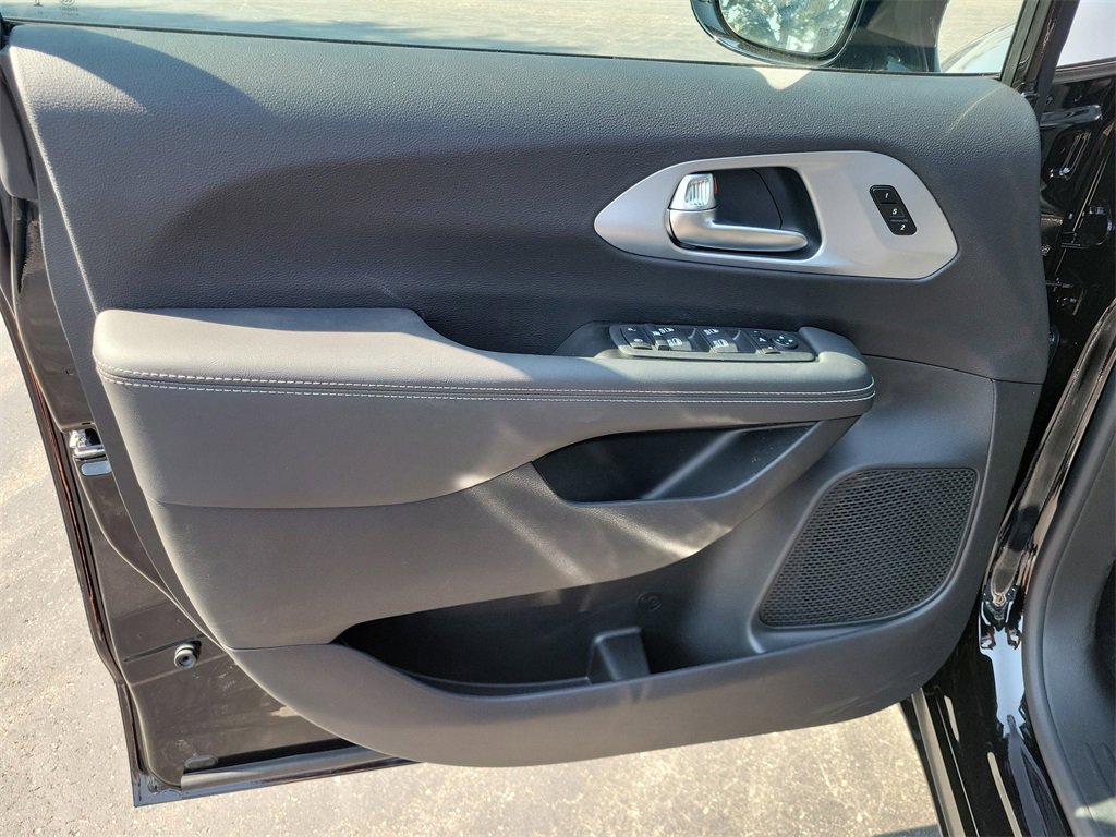 New 2026 Chrysler Pacifica Limited image 19