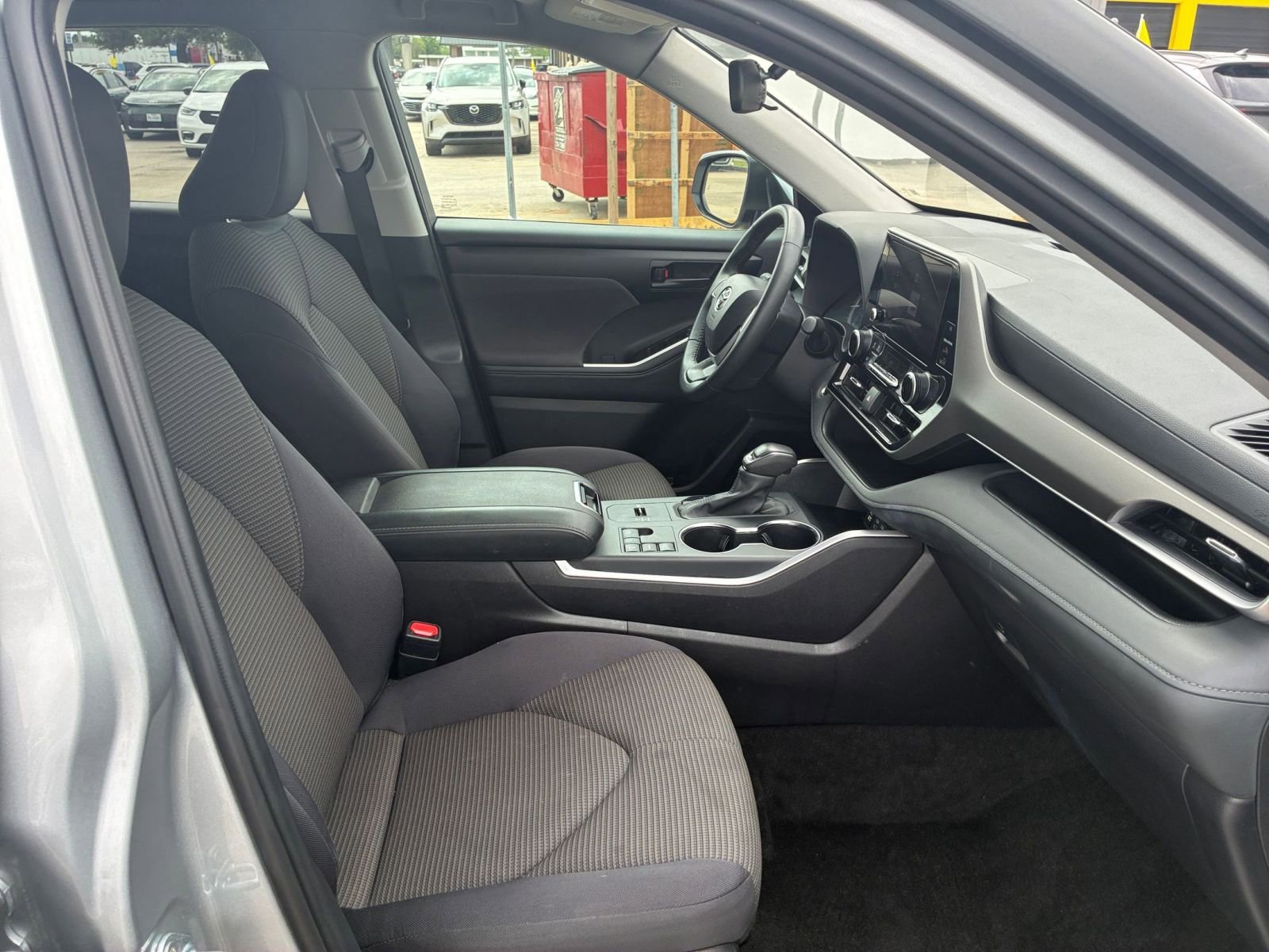 Used 2025 Toyota Highlander LE image 33