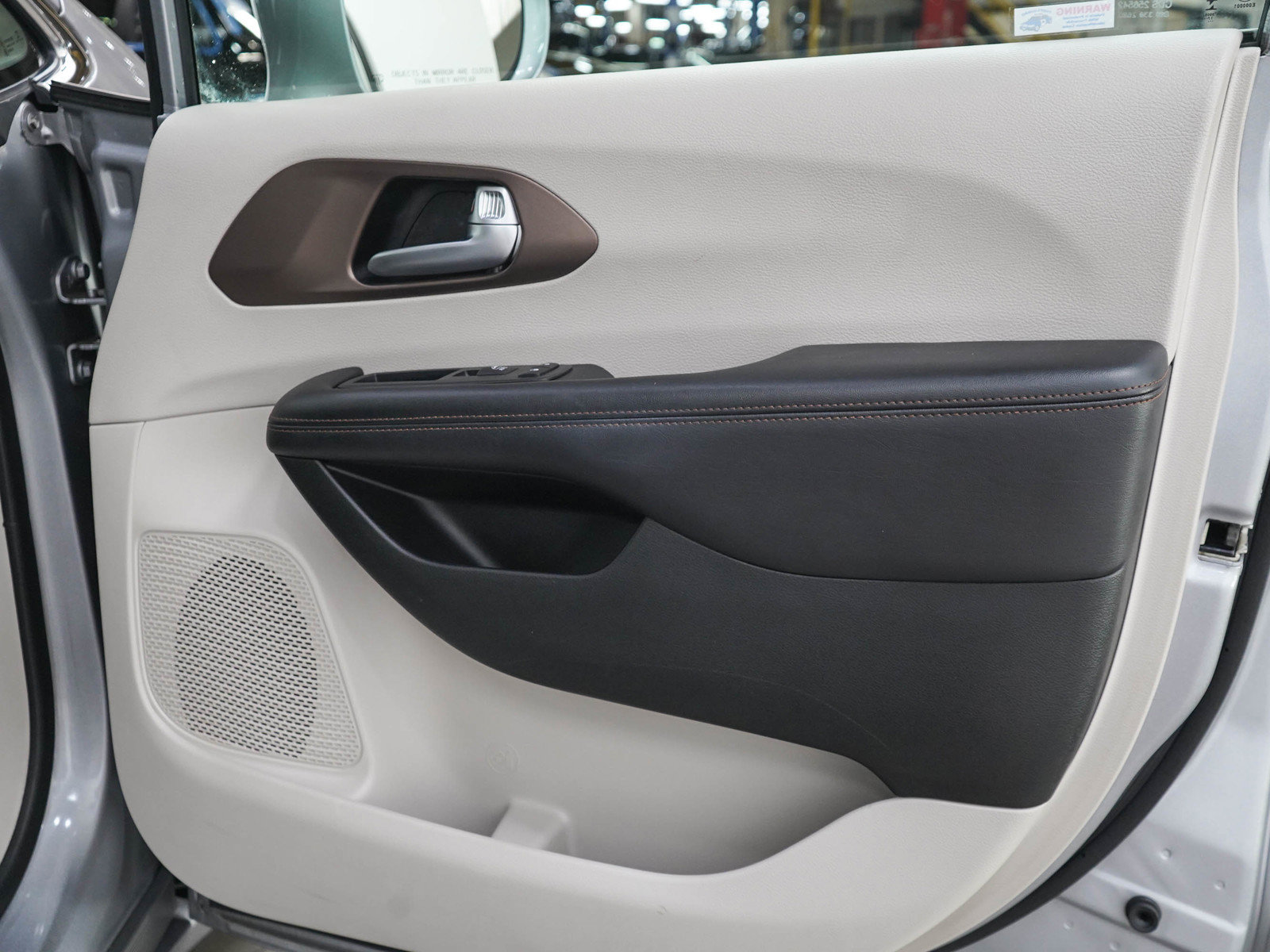 Used 2018 Chrysler Pacifica Touring-L FWD image 9