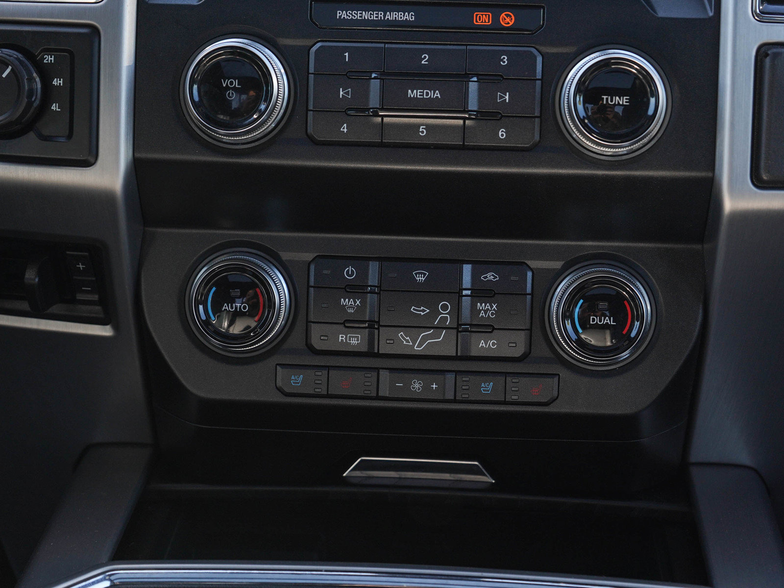 Used 2019 Ford F350 Platinum w/ Platinum Ultimate Package AWD/4WD image 18