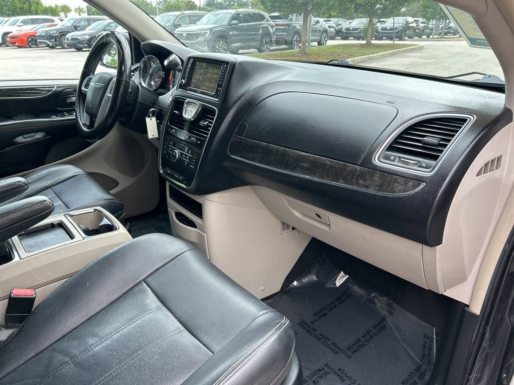 Used 2014 Chrysler Town & Country Touring image 37
