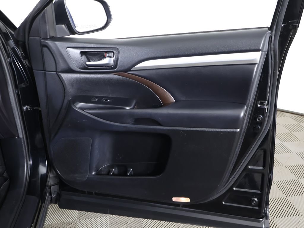 Used 2019 Toyota Highlander XLE AWD/4WD image 26