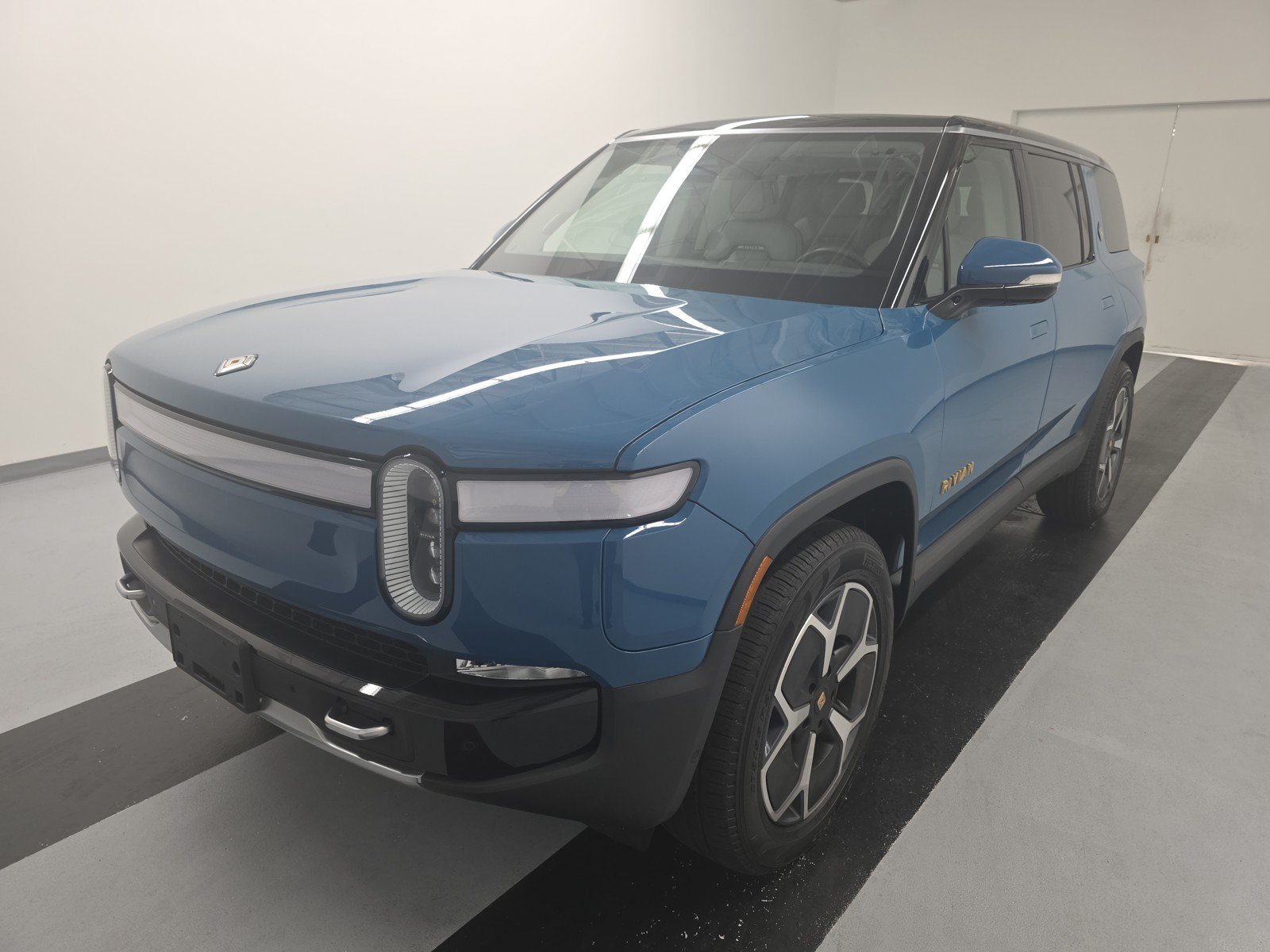 Used 2023 Rivian R1S Adventure AWD/4WD image 1