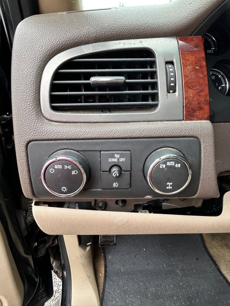 Used 2011 GMC Yukon XL SLT w/ SLT-2 Equipment Package image 10