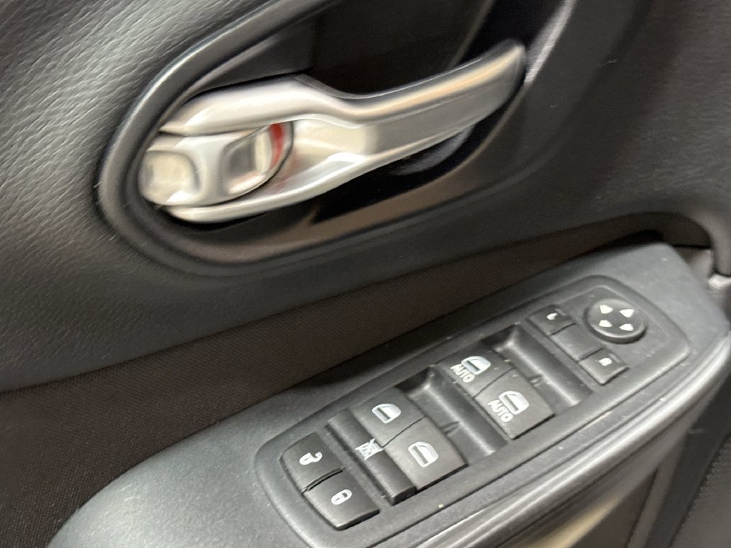 Used 2016 Jeep Cherokee Latitude w/ Cold Weather Group AWD/4WD image 20