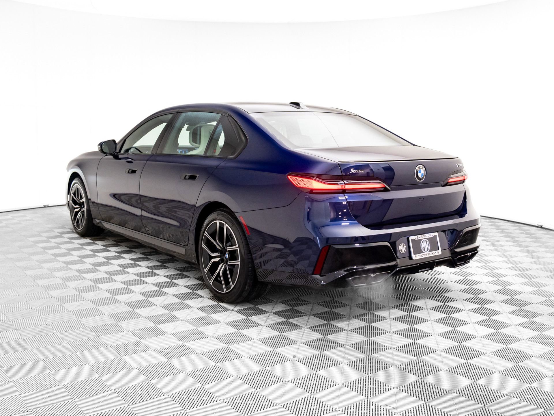 Used 2025 BMW 760i xDrive w/ Executive Package image 3