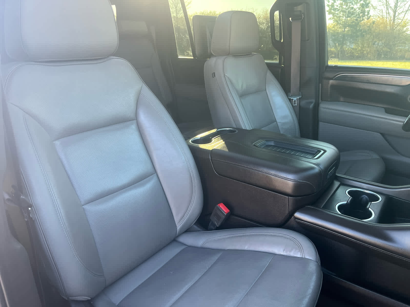 Used 2021 GMC Yukon XL SLT w/ SLT Premium Package image 32