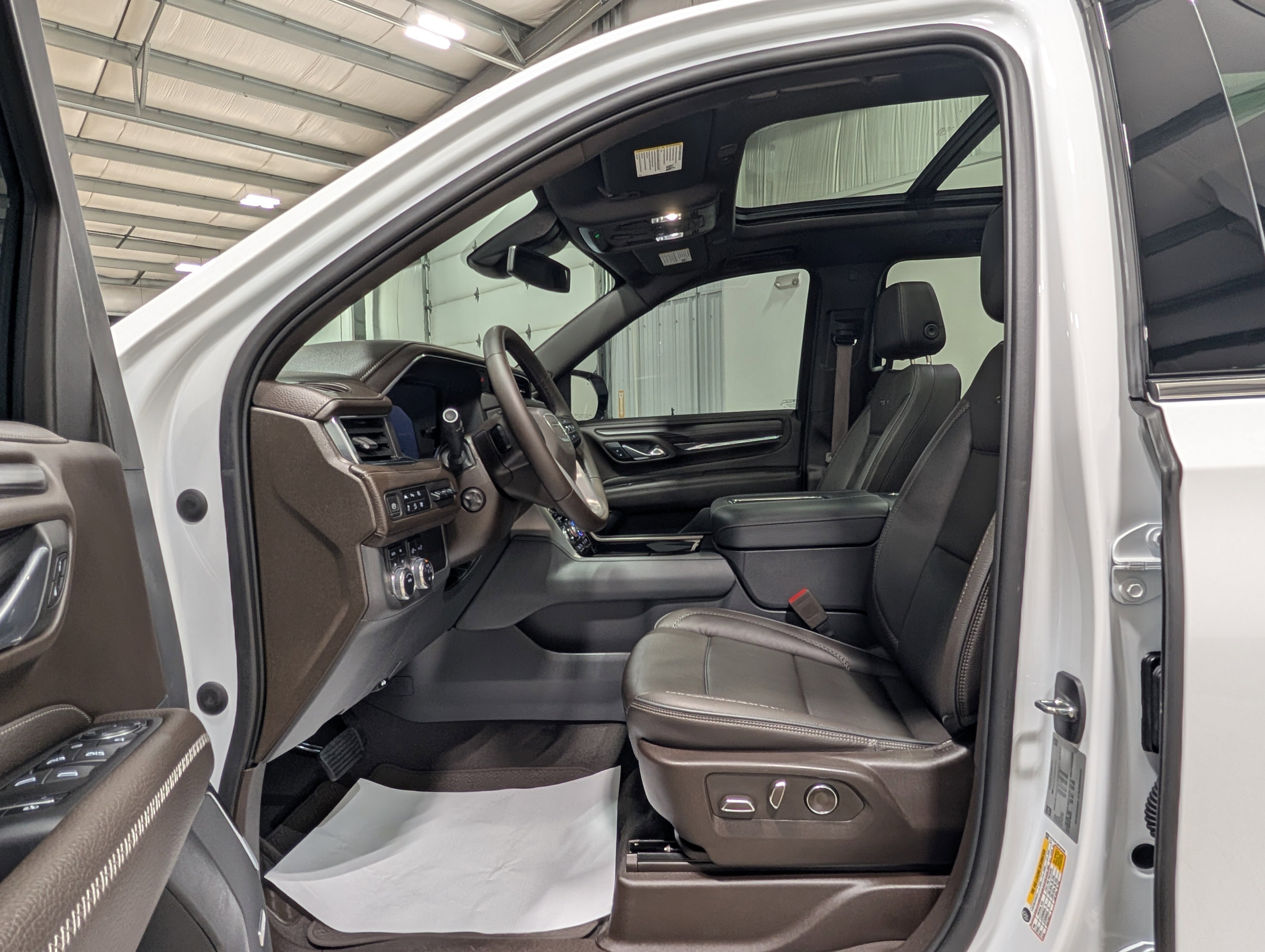 Used 2023 GMC Yukon XL Denali AWD/4WD image 15
