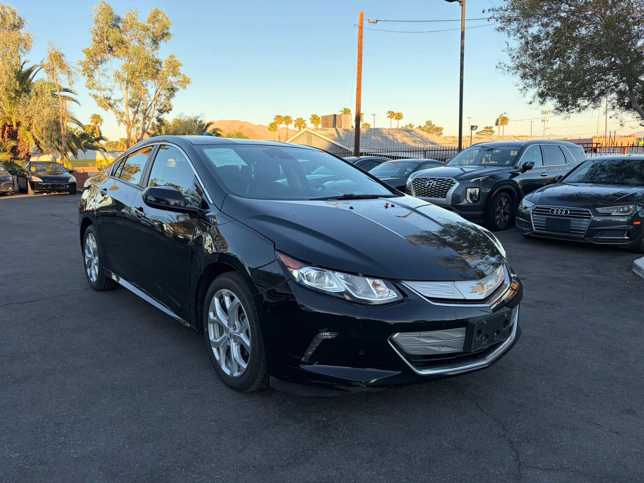 Used 2017 Chevrolet Volt Premier w/ Driver Confidence II Package FWD image 3