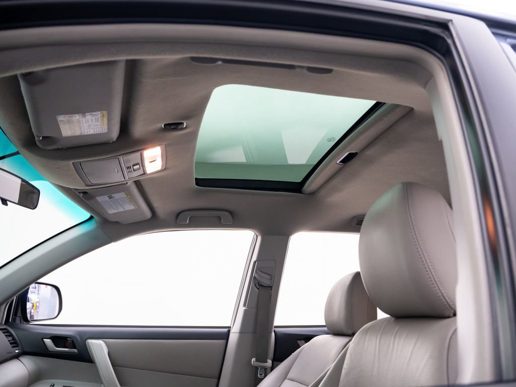 Used 2012 Toyota Highlander FWD w/ Tech Pkg image 18