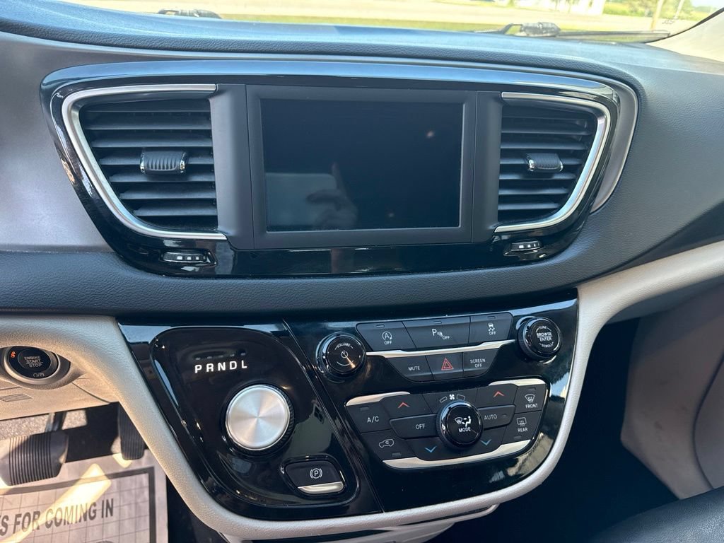 Used 2020 Chrysler Pacifica Touring-L FWD image 13