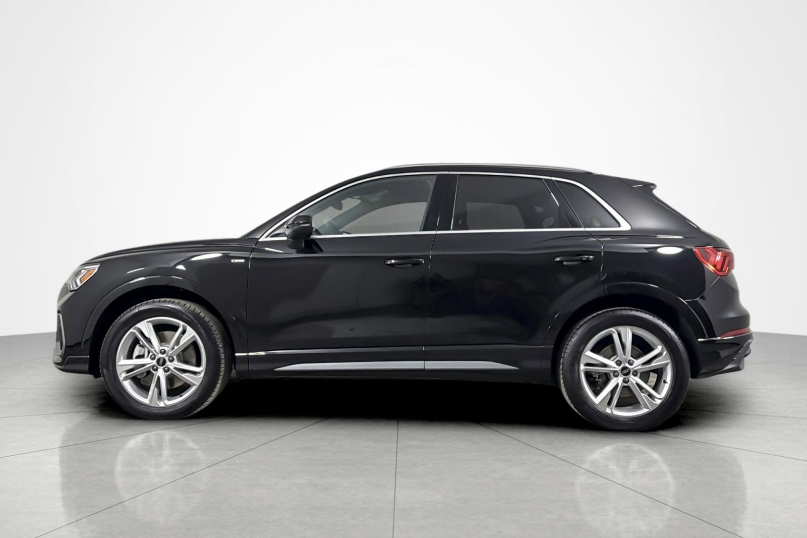Used 2024 Audi Q3 2.0T Premium Plus w/ Premium Plus Package AWD/4WD image 2