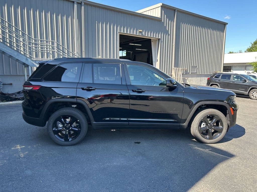 New 2025 Jeep Grand Cherokee Altitude image 2