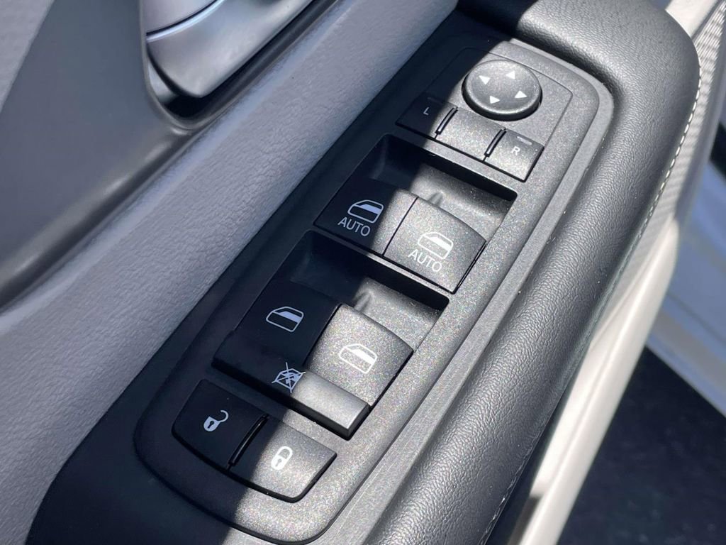 Used 2023 Chrysler Pacifica Touring-L FWD image 17