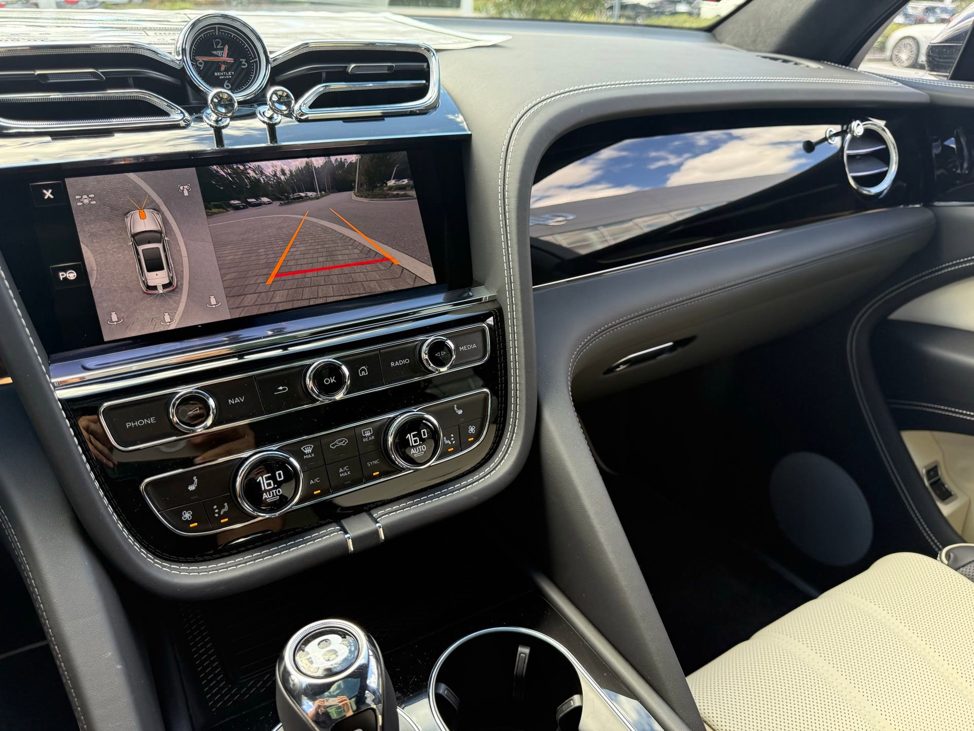 New 2025 Bentley Bentayga image 50