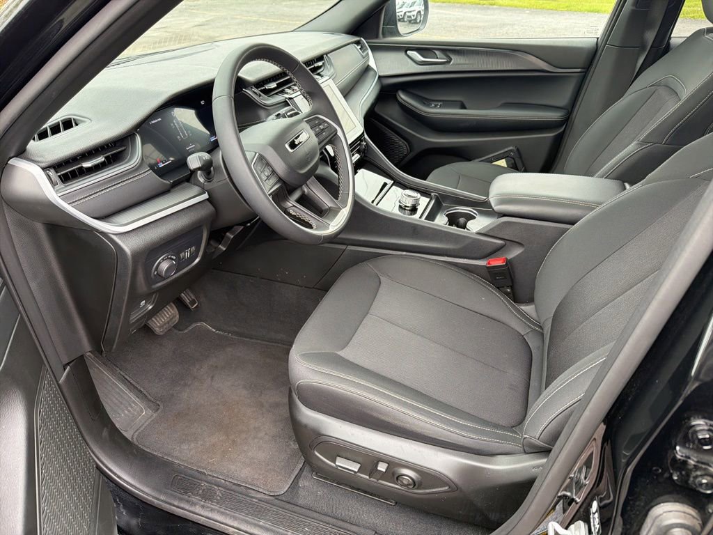 Certified 2025 Jeep Grand Cherokee Laredo AWD/4WD image 9