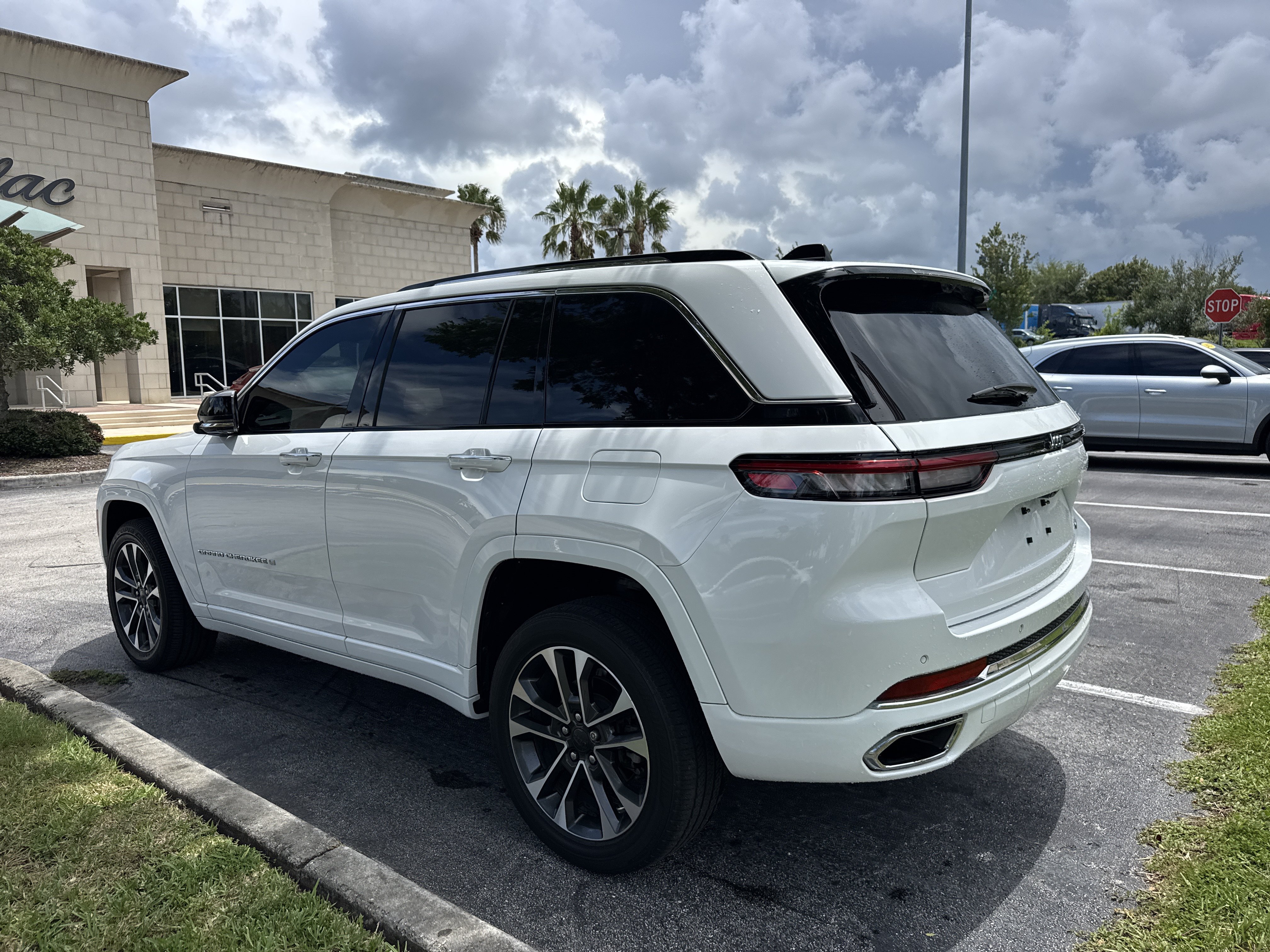 Used 2023 Jeep Grand Cherokee Overland w/ Adv Protech Group III RWD image 2