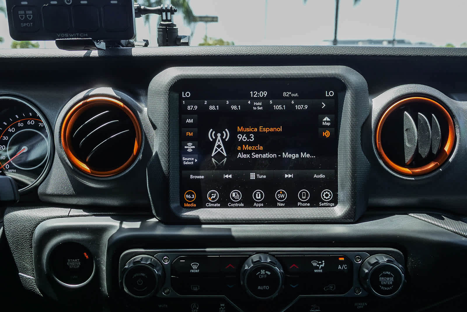 Used 2023 Jeep Gladiator Mojave AWD/4WD image 14