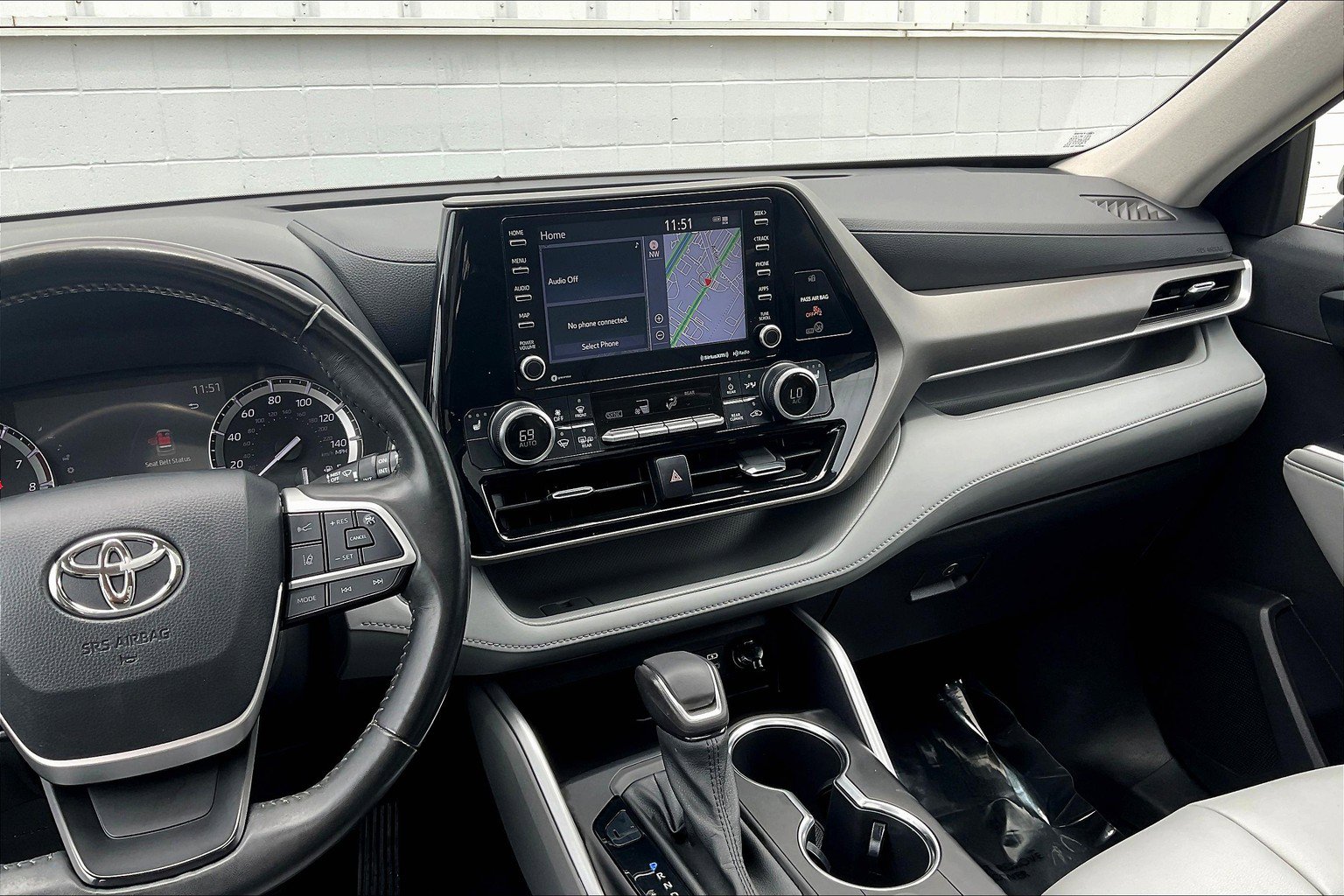 Used 2022 Toyota Highlander XLE AWD/4WD image 7